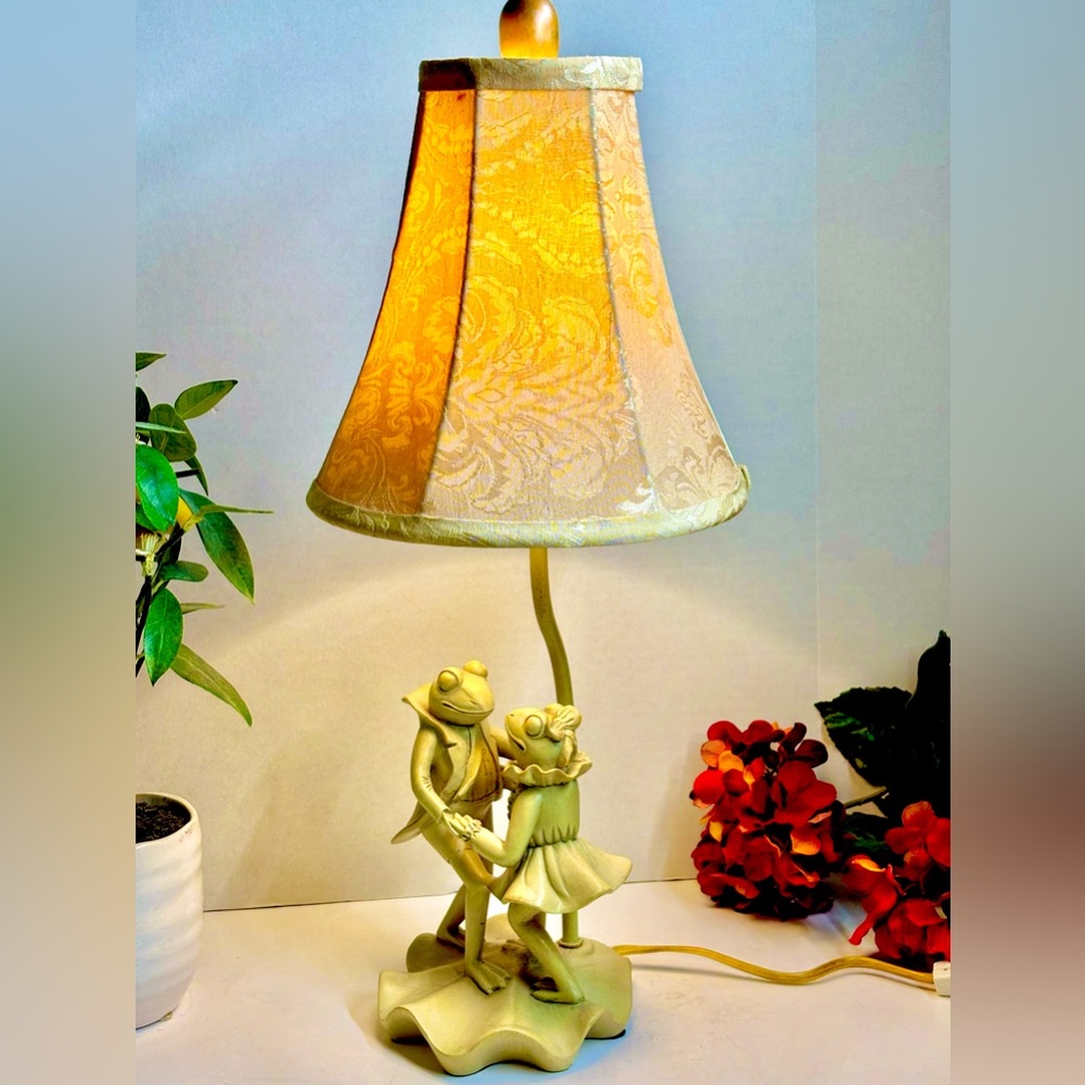 Original, Vintage Dancing, Prince & Princess Frog, Lily Pad Table Lamp 1970s - Picture 1 of 10